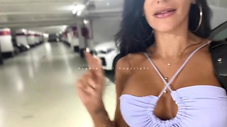 un bourgeois me baise dans sa voiture de sport