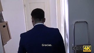 Debt4k. esposa cachonda engaña a su marido por dinero en efectivo delante de él