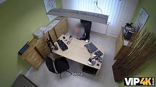 Vip4k. el hombre recordará durante mucho tiempo el coño de la tierna pelirroja