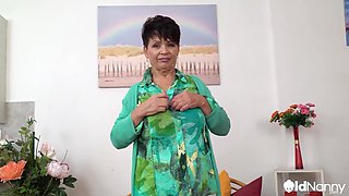 British Milf Auntie Trisha Solo Stair Play - OLDNANNY