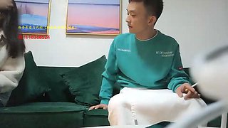 Amateur jungler has made a date with a pretty girl on the sofa 1