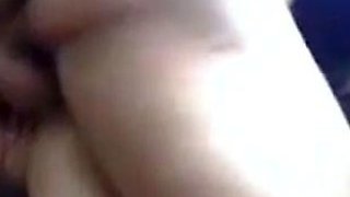 Deutsches Babe in einem Auto im Freien gefickt