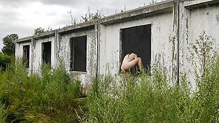 I found an abandoned building and dared to walk without clothes.