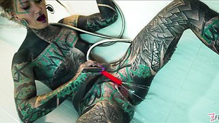 Inked fuck doll Anuskatzz likes touching her hungry shaved pussy