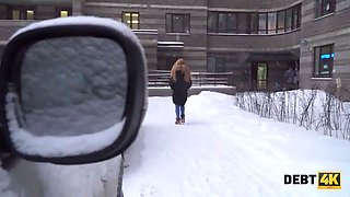 Debt4k. la bella ragazza rose naughty compra un televisore enorme ma non può pagarlo