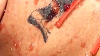 In the bathtub with her friend to play with mud Play with
