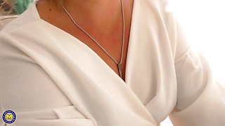 Curvy Cougar Mia Daniels Loves Playing Alone - MatureNl