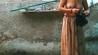 The elder sister-in-law&#039;s stepsister is bathing naked in the open courtyard of the house, the elder sister-in-law&#039;s st