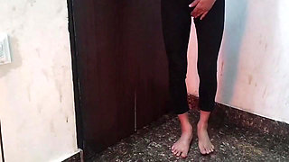 Desi aunty ko saman dene ke bahane pel diya