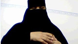 Niqabi MILF gives instruction