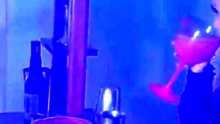 Bartender Fode a Cliente Na Balada