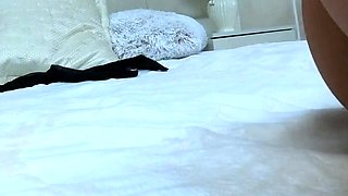 Naked amateur webcam girl fingering her pussy live on camera