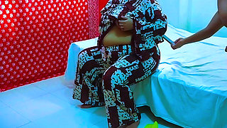 Desi Hot Stepmom Fucked by Stepson When She Was Cleaning Him Room, & Shows Him Full Sex on Video Call