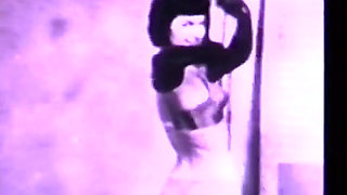 Sexy vintage MILF does her dancing show