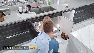 BRAZZERS - Smoking Molten Handywoman Kaylee Ryder Visits Car's Building To Fix His Drown But Completes Up Fixing His Beefstick