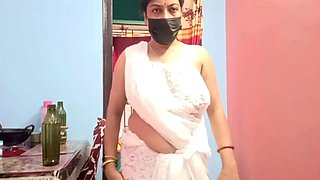Indian mom in a saree reveals her natural bush and huge boobs, seduces in desi style as a mature aunty