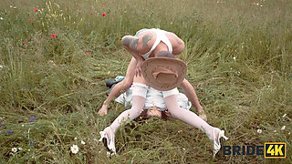 BRIDE4K. Sakura Hell ran away from her wedding and showed her tits to a strange