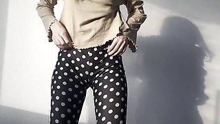 Stretchy leggings create a perfect cameltoe on skinny goddess Skinny_Lady69