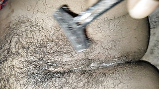 Des Indian wife shaving pusssy