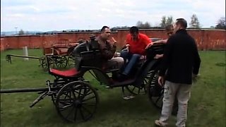 Van al bosque a sembrar la polla en el ano de la novia