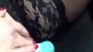 Elle se fait jouir en conduisant