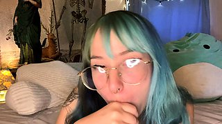 Cute amateur teen girl toying her pussy in bed on cam