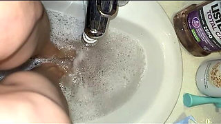 Melove Cleaning Her Sexy Small Feet in the Bath