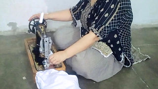 Desi Aunty Gets Her Tight Pussy and Ass Pounded Hard by Machine - Indian Homemade Sex