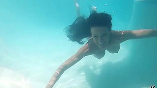 Brunette Cougar Sofie Marie Gets Fucked Hard Underwater