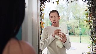 Klara Devine Sucks Danny D's Big Cock in Cereal Milkers - HD Brazzers