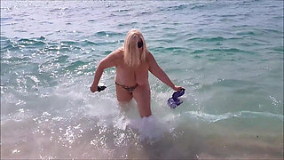 Streptease on a Nude Beach