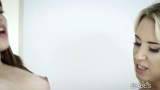 Zoe Doll And Karlie Simon Are Fucking With A Huge Shared Penis