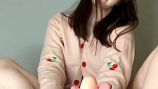 Cute amateur teen girl toying her pussy in bed on cam