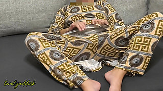 Ibu tunggal Asia menunggu teman laki-lakinya pulang ngentot Istri