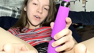 Cute amateur webcam teen girl toying pussy on webcam