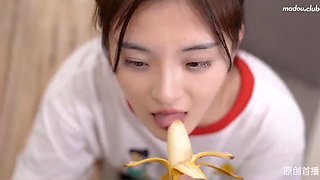 Domestic AV Madou Media MD0044 Brother and sister banana talk Cant tell the difference between bananas and bananas. Brother step by step teaching. Close relatives absurd sex