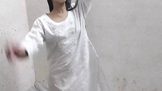 Muslim girlfriend ko bathroom me pakad ke pel diya