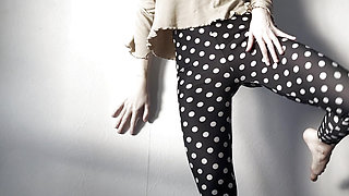teasing yoga - cameltoe leggings - long legs stretching