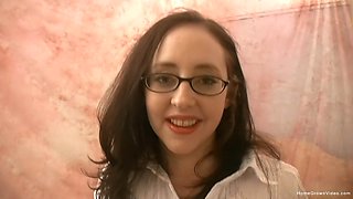Amateur Sex in pantyhose seduces and blows her photographer