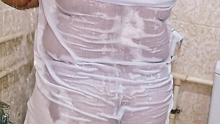 Indian Desi aunty bathing video