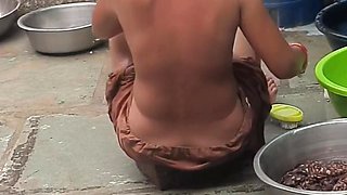 The Elder Stepsister-in-law Is Watching The Stepbrother-in-law In The Open Bathroom After Going Home Naked After Walking In The Open Forest