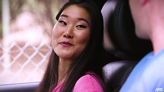 Pretty picked up Asian hottie Katana is more than happy to suck in the car