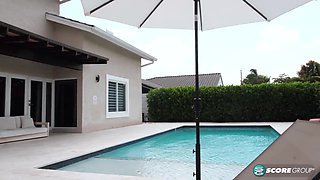Crystal Taylor Has a Poolside Pick-up