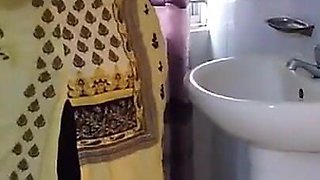 Pakistani Aunty Fucked by Neighbor Hot Guy When She Was Ready for Go to Meet with Her Ex Boyfriend