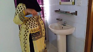 Pakistani Aunty Fucked by Neighbor Hot Guy When She Was Ready for Go to Meet with Her Ex Boyfriend