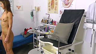 Young amateur teen in solo masturbation getting kinky