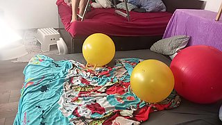 Heibes Vorspiel Mit Einem Paar, Olmassage Auf Dem Korper. Verrucktes Amateur-paar Hat Sex Im Schlafz