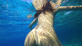 Stunning Girl Swims Nude on Public Beach