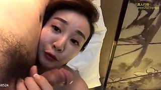 Have an appointment with a young woman with D-breasts in a hotel, and her two big breasts keep shaking her face