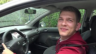 In the middle of the runway, Lily, 32, is beaming! - Jacquie et Michel TV